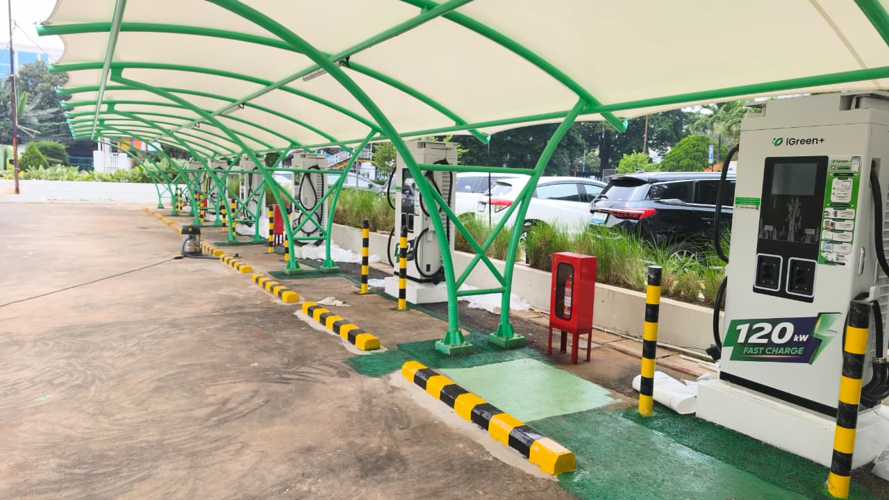 Kondisi Stasiun Pengisian Kendaraan Listrik Umum (SPKLU) iGreen+ di Pos Bloc Jakarta yang telah memperoleh pasokan listrik dari PLN UP3 Menteng melalui penyambungan baru berdaya 865.000 VA. SPKLU ini direncanakan akan segera diresmikan dan mulai beroperasi pada minggu ketiga Juli 2026 sebagai bagian dari pengembangan ekosistem kendaraan listrik di Jakarta